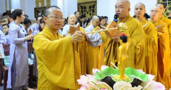 TP HCM: Thiêng liêng lễ tắm Phật tại chùa Giác Ngộ