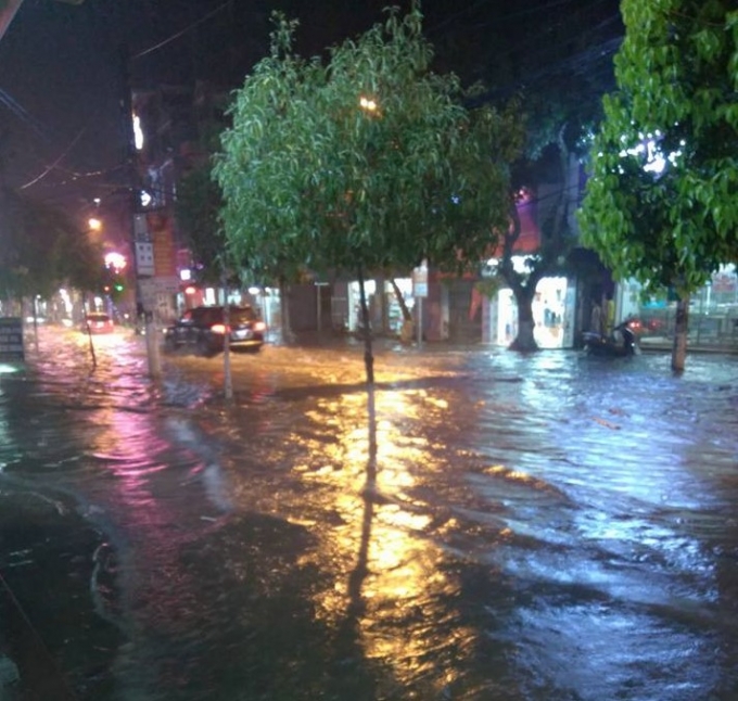 Đường Bi&ecirc;n H&ograve;a l&agrave; tuyến đường bị ngập nặng nhất tại TP Phủ L&yacute; mỗi khi c&oacute; mưa to.