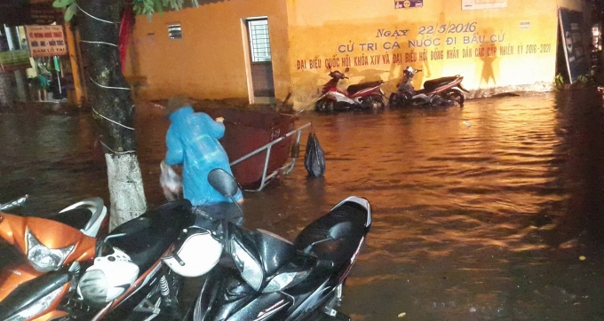 Khu vực đường Nguyễn Văn Trỗi v&agrave; Hồ Ch&ugrave;a Bầu cũng bị ngập nặng.