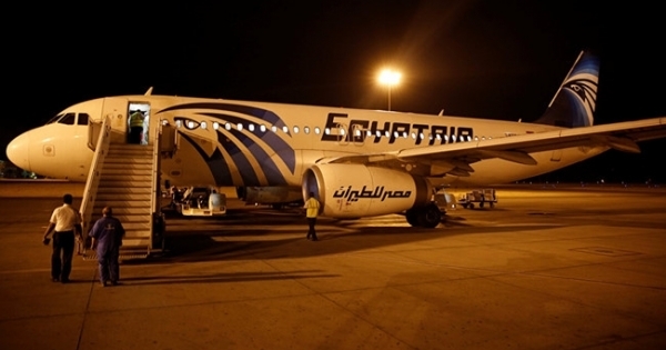 Phát hiện đáng sợ: Nữ tiếp viên EgyptAir đăng ảnh máy bay chìm lên Internet