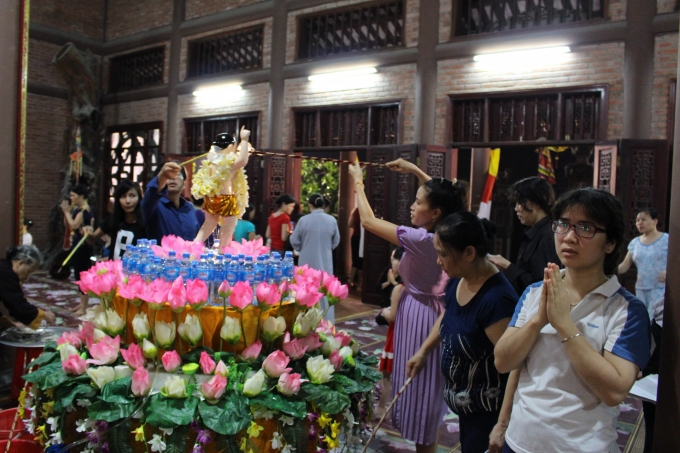 Lung linh sắc m&agrave;u hoa đăng tại Ch&ugrave;a Bầu - H&agrave; Nam