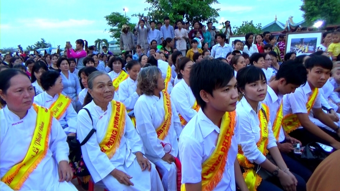 Đ&ocirc;ng đảo Phật tử tham dự buổi lễ.