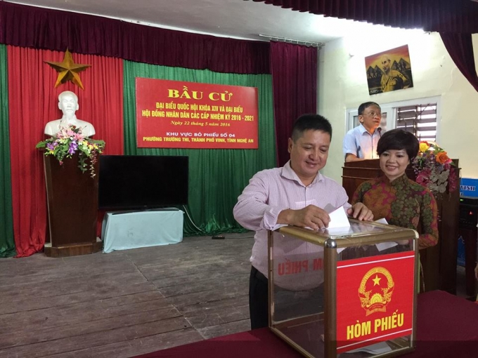 Vợ chồng nghệ sĩ Ch&iacute; Trung tham gia bầu cử tại Nghệ An - Nguồn: facebook