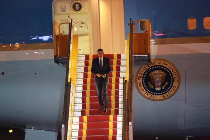 Tổng thống Obama bước xuống m&aacute;y bay. (Ảnh: Vietnamnet)