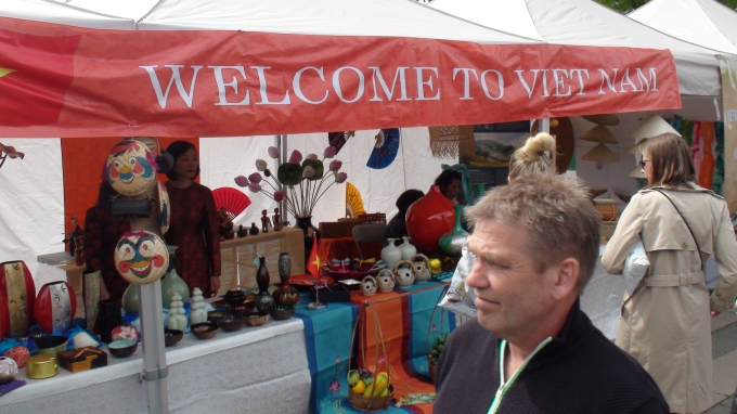 Một g&oacute;c quầy trưng b&agrave;y về Việt Nam tại lễ hội Văn h&oacute;a v&agrave; Ng&ocirc;n ngữ ở Oslo.