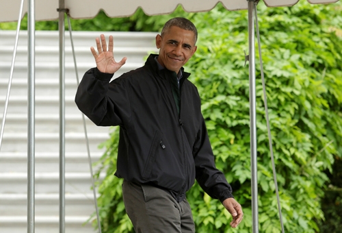 &Ocirc;ng Obama vẫy tay ch&agrave;o khi bước ra khỏi Nh&agrave; Trắng, chuẩn bị l&ecirc;n đường sang Việt Nam.