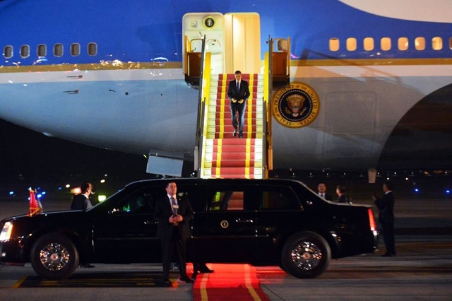 Tổng thống Obama bước xuống từ chuy&ecirc;n cơ Kh&ocirc;ng lực Một v&agrave;o l&uacute;c 21h45 tối ng&agrave;y 23/5.