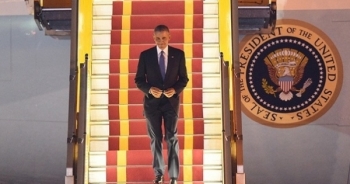 Clip khoảnh khắc Tổng thống Mỹ Obama đặt chân đến Việt Nam