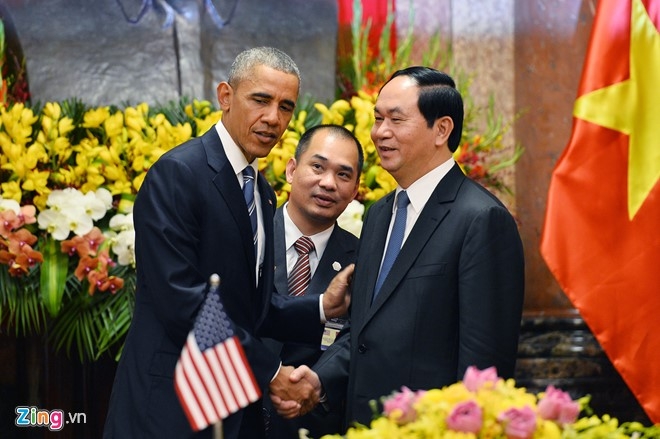 Chủ tịch nước Trần Đại Quang bắt tay Tổng thống Obama. (Ảnh: Zing.vn)