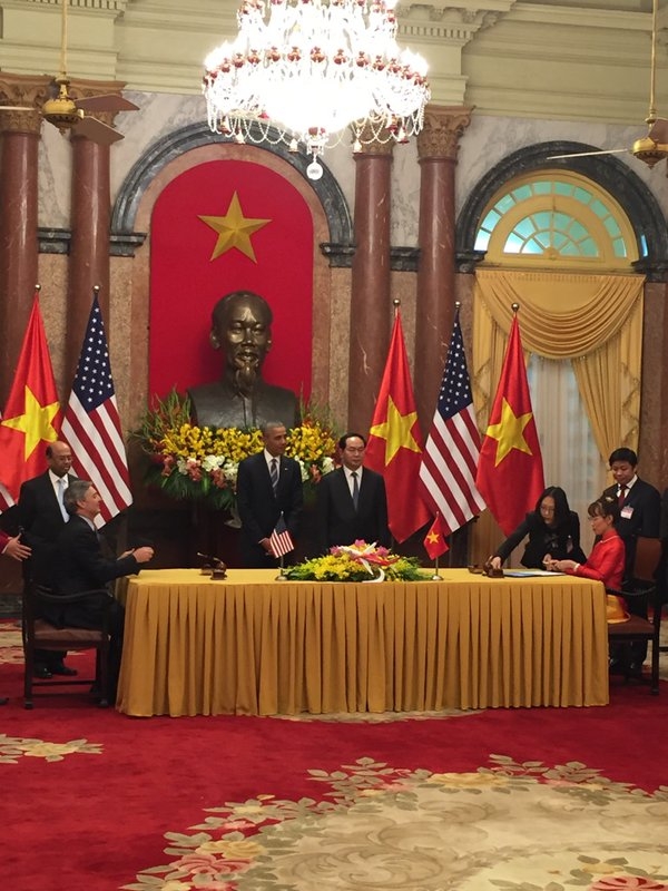 Tổng thống Obama v&agrave; Chủ tịch nước Trần Đại Quang trong buổi k&yacute; kết. (Ảnh:CNN)