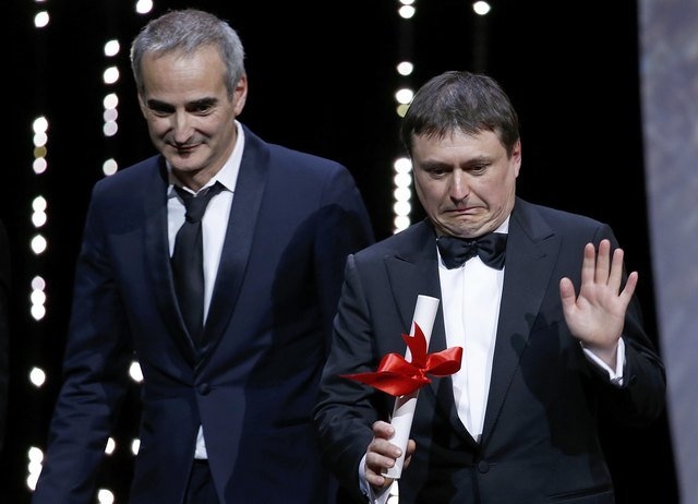 Olivier Asssayas v&agrave; Cristian Mungiu chia nhau giải Đạo diễn xuất sắc nhất.