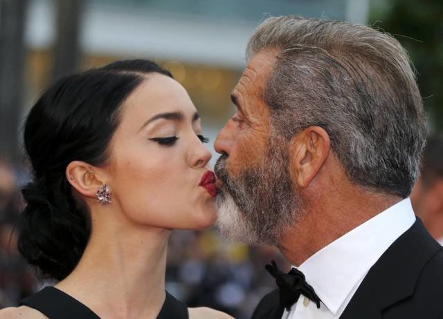 Mel Gibson v&agrave; bạn g&aacute;i Rosalind Ross h&ocirc;n nhau khi dự lễ trao giải Cannes tối 22/5 (giờ Ph&aacute;p).