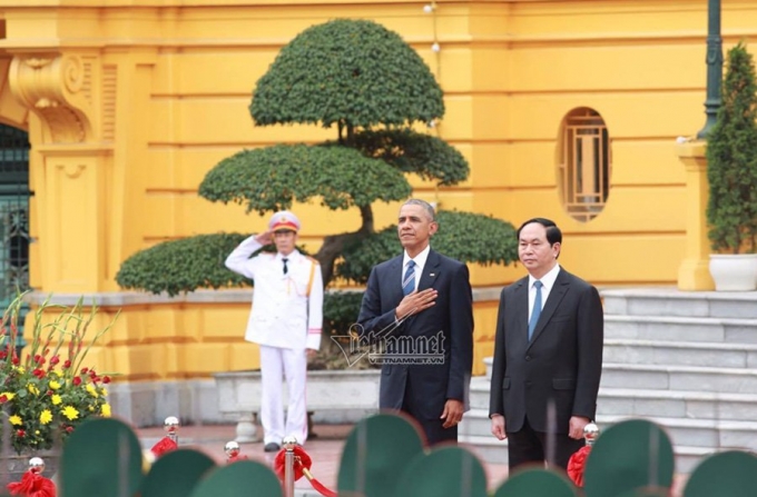 Tổng thống Obama nghi&ecirc;m trang đặt tay l&ecirc;n tr&aacute;i tim khi qu&acirc;n nhạc cử Quốc ca Mỹ. Tiếp đ&oacute;, qu&acirc;n nhạc cử Quốc ca Việt Nam.