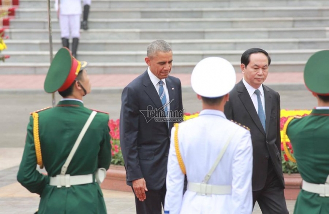 Chủ tịch nước Trần Đại Quang v&agrave; Tổng thống Obama tiến v&agrave;o Phủ Chủ tịch.