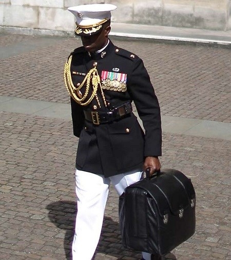 Một sĩ quan mang chiếc cặp Football cho Tổng thống Obama.