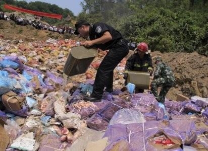 Lực lượng chức năng đang ti&ecirc;u hủy thực phẩm bẩn. Ảnh: Reuters