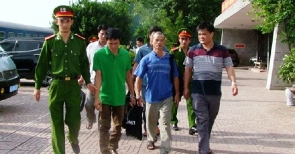 Thanh Hóa: Dẫn giải 4 đối tượng truy nã về Trại tạm giam Công an tỉnh