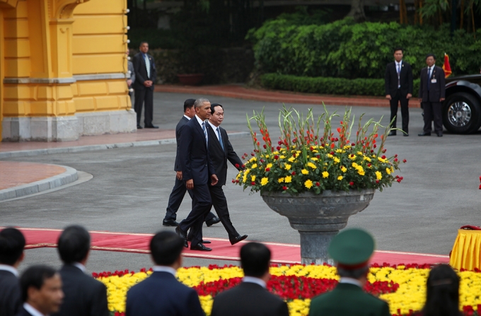 Chủ tịch nước Trần Đại Quang v&agrave; Tổng thống Obama tiến l&ecirc;n khu vực danh dự.