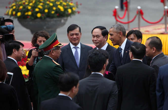 Những c&aacute;i bắt tay th&acirc;n thiện của tổng thống Obama với c&aacute;c quan chức Việt Nam.