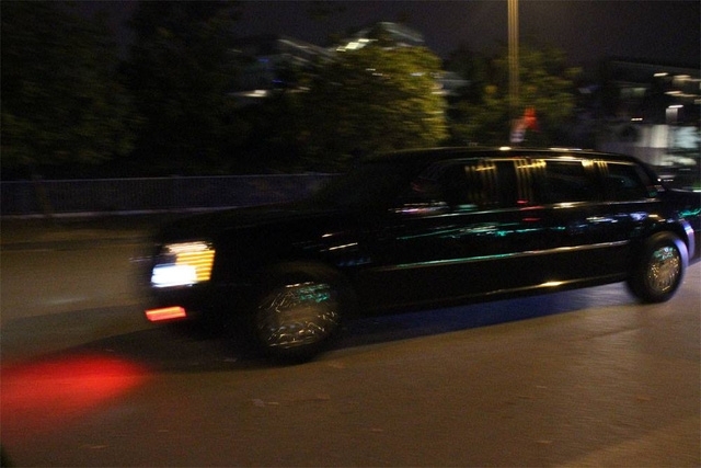 19h45,&nbsp;đo&agrave;n xe của Tổng thống Obama rời Kh&aacute;ch sạn JW MARRIOTT hướng ra đường Phạm H&ugrave;ng. (Ảnh: D&acirc;n tr&iacute;)