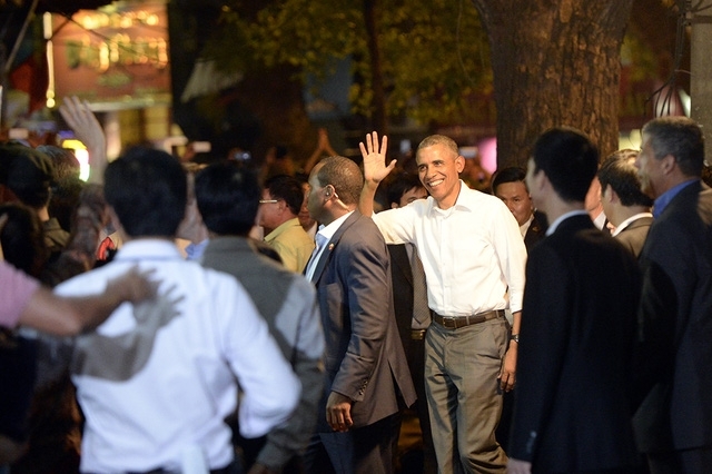 Tổng thống Obama thể hiện sự th&acirc;n thiện ngay khi bước từ xe xuống. (Ảnh: D&acirc;n tr&iacute;)