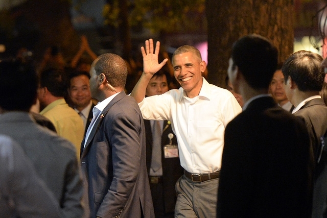 &Ocirc;ng Obama vẫy tay ch&agrave;o đ&oacute;n mọi người. (Ảnh: D&acirc;n tr&iacute;)
