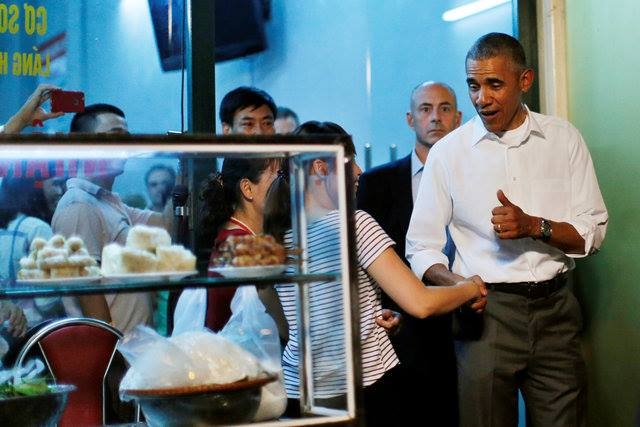 Tổng thống Obama bắt tay người d&acirc;n trước khi rời đi. (Ảnh: Reuters)