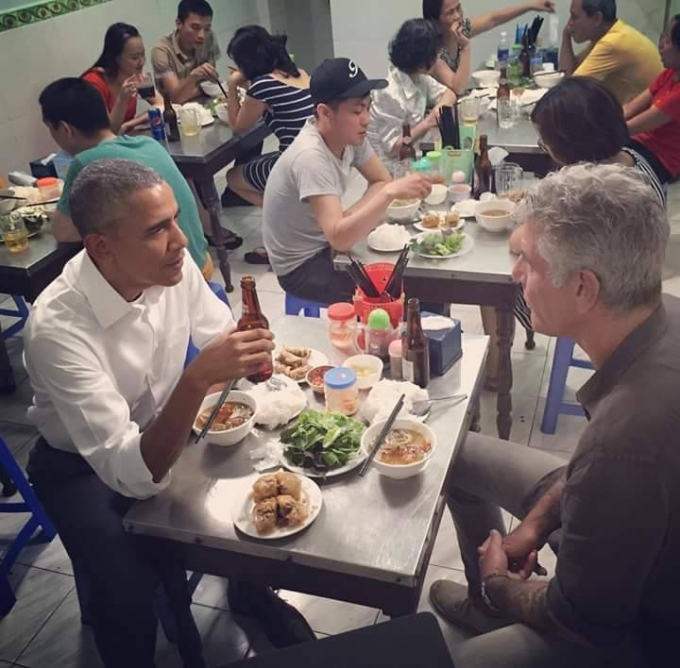 Tổng thống Obama ăn b&uacute;n chả c&ugrave;ng đầu bếp Mỹ nổi tiếng. (Ảnh: Internet)