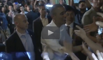 Clip nóng: Vừa bước ra khỏi quán bún chả, ông Obama tươi cười bắt tay chào hỏi người dân Việt Nam