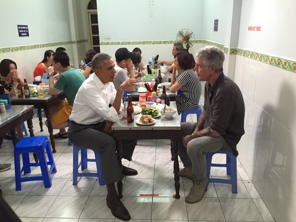 Bức ảnh Tổng thống Mỹ Barack Obama ăn tối c&ugrave;ng với đầu bếp Mỹ Anthony Michael Bourdain tại qu&aacute;n b&uacute;n chả ở H&agrave; Nội tối 23/5 tr&agrave;n ngập tr&ecirc;n c&aacute;c mạng x&atilde; hội. (Ảnh: AP)