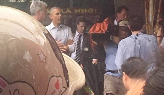 Tổng thống Obama đội mưa đi thăm người dân Hà Nội