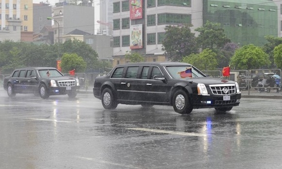 Đo&agrave;n xe của Tổng thống đội mưa đi ra s&acirc;n bay.