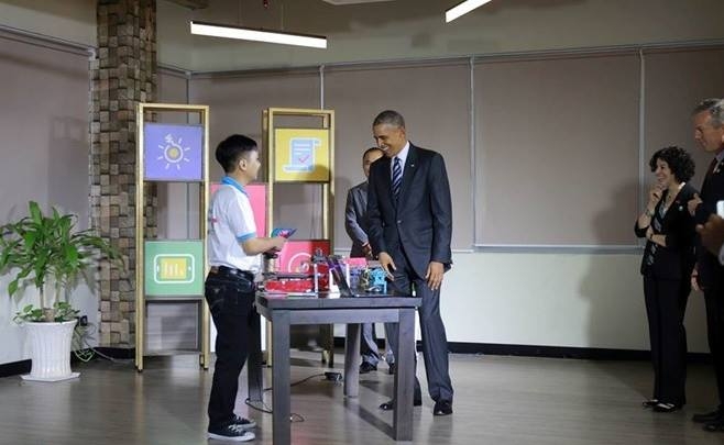 17h10, Tổng thống Obama c&oacute; mặt ở Dreamplex, sẵn s&agrave;ng giao lưu với giới startup Việt. Trước khi bước v&agrave;o buổi giao lưu, &ocirc;ng l&ecirc;n lầu 10, tham quan hai sản phẩm l&agrave; m&aacute;y cắt laser K-Laser Cutter v&agrave; c&ocirc;ng nghệ tương t&aacute;c ảo Silicon Straits Augmented Realty. &Ocirc;ng Obama tỏ ra rất th&acirc;n thiện v&agrave; thoải m&aacute;i khi trao đổi c&ugrave;ng c&aacute;c sinh vi&ecirc;n về những sản phẩm của họ.
