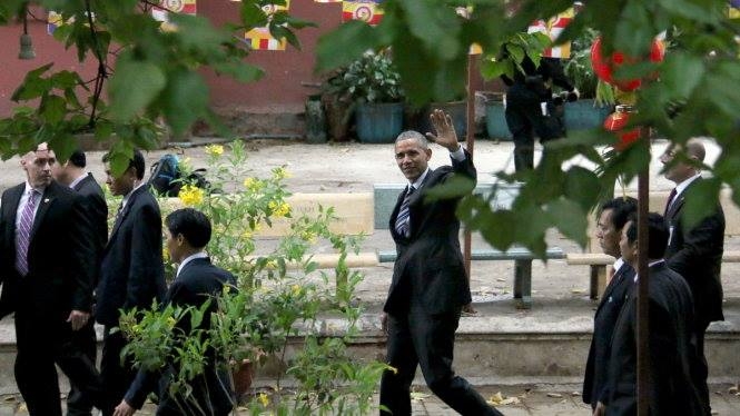 Tổng thống Obama vẫy tay ch&agrave;o mọi người.