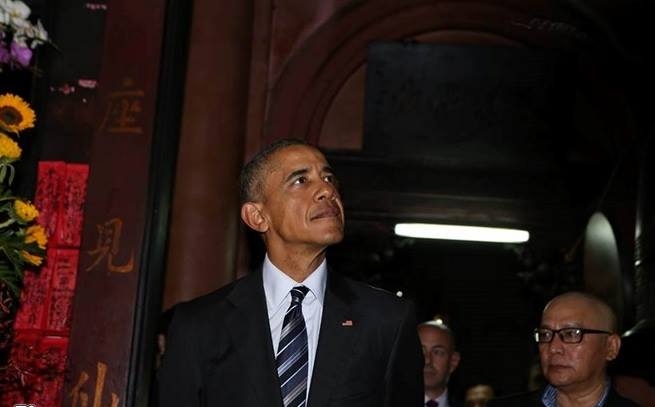 Tổng thống Obama thong thả chi&ecirc;m ngắm kiến tr&uacute;c, b&agrave;i tr&iacute; tại ch&ugrave;a.
