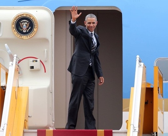 Tổng thống Mỹ Obama l&ecirc;n chuy&ecirc;n cơ Air Force One chuẩn bị&nbsp;cất c&aacute;nh bay v&agrave;o TP HCM.
