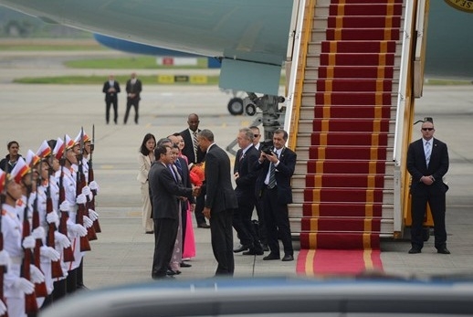 Tổng thống Obama bắt tay l&atilde;nh đạo Việt Nam trước khi l&ecirc;n m&aacute;t bay.