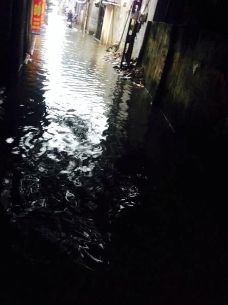 H&agrave; Nội: Đường biến th&agrave;nh s&ocirc;ng, nhiều nh&agrave; bị ngập nước sau cơn mưa lớn