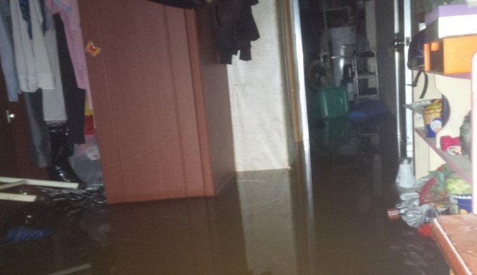 Nhiều đồ đạc trong nh&agrave; bị ngập nước.