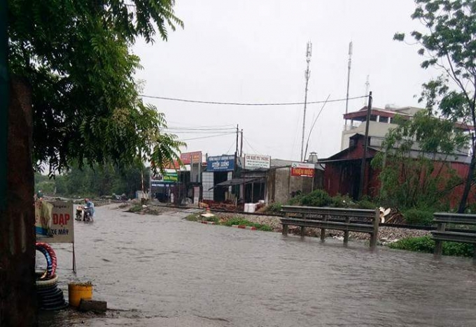 H&agrave; Nội: Đường biến th&agrave;nh s&ocirc;ng, nhiều nh&agrave; bị ngập nước sau cơn mưa lớn