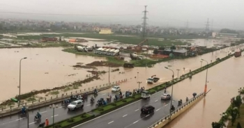 Hà Nội: Đường biến thành sông, nhiều nhà bị ngập nước sau cơn mưa lớn
