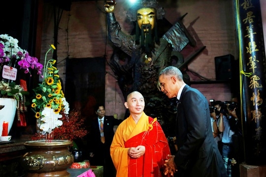 Tổng thống Barack Obama&nbsp;trong ch&ugrave;a Ngọc Ho&agrave;ng (Ảnh: Reuters).