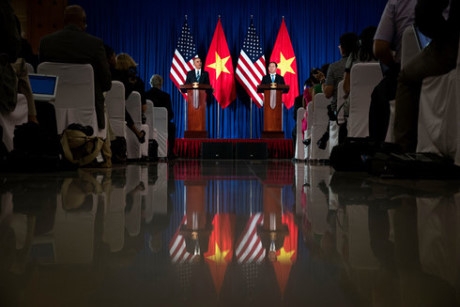 Tổng thống Mỹ Barack Obama tại cuộc họp b&aacute;o chung với Chủ tịch nước Trần Đại Quang. (Ảnh: AP)