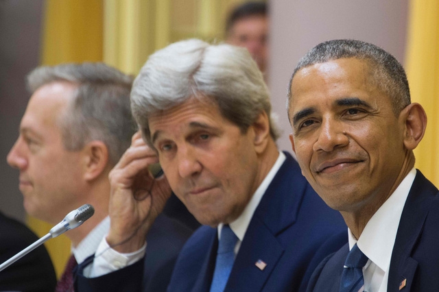 Tổng thống Mỹ Barack Obama v&agrave; Ngoại trưởng John Kerry trong chuyến thăm H&agrave; Nội ng&agrave;y 23/5 (Ảnh: AFP)