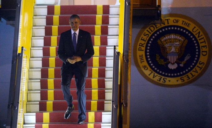 Tổng thống Obama tươi cười khi đạt ch&acirc;n xuống H&agrave; Nội.(Ảnh: Ap)