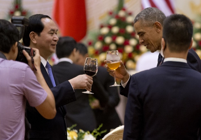 Chủ tịch nước Trần Đại Quang v&agrave; Tổng thống Obama dự tiệc chi&ecirc;u đ&atilde;i. (Ảnh: Ap)