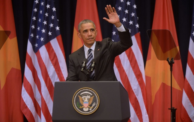 Tổng thống Mỹ giơ tay vẫy ch&agrave;o 2.000 người Việt Nam trong b&agrave;i ph&aacute;t biểu tại Trung t&acirc;m Hội nghị Quốc gia, H&agrave; Nội. (Ảnh: Ap)