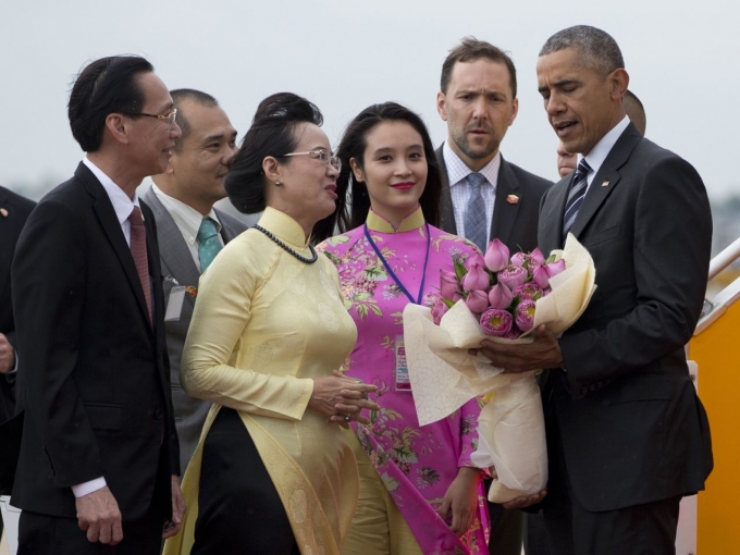 Tổng thống Obama nhận hoa ch&agrave;o tạm biệt tại H&agrave; Nội.