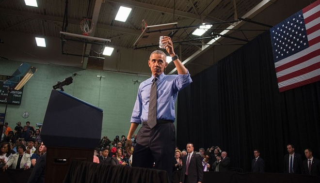 Tổng thống Obama uống một cốc nước ở Flint để trấn an dư luận, sau khủng hoảng nước nhiễm ch&igrave;.