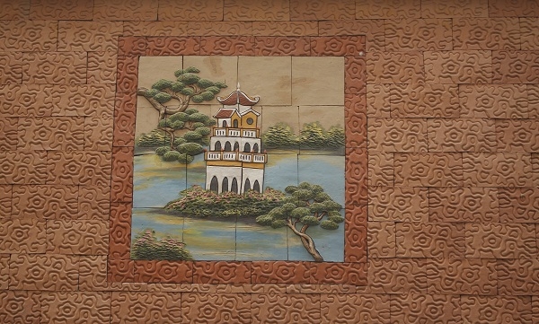 Một trong những bức tranh gốm về Hồ Gươm
